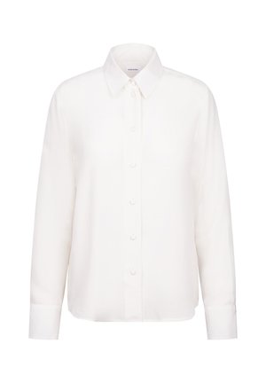Camicia bianca a maniche lunghe con colletto e polsini a punta, realizzata in tessuto morbido, vista frontale su sfondo neutro.