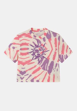 Kortærmet cropped tie-dye skjorte med pink og lilla mønstre og en lilla sol med ansigt grafik i midten.