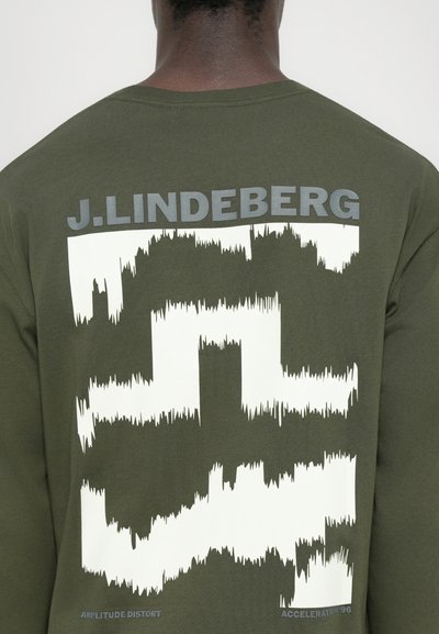Oliivinvihreä pitkähihainen paita, jossa on valkoinen graafinen kuvio, joka muistuttaa ääniaaltoja ja harmaa teksti "J.LINDEBERG".
