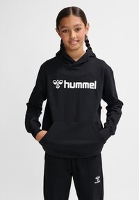 Schwarzer Kapuzenpullover mit weißem "hummel"-Logo. Verfügt über eine Kängurutasche und lange Ärmel, hergestellt aus weichem, strukturiertem Stoff.