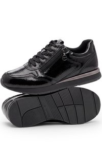 Μαύρο γυαλιστερό sneaker χαμηλού ύψους με κορδόνια, πλαϊνό φερμουάρ, υφασμένο πέλμα και ασημένια λεπτομέρεια στη μεσαία σόλα.