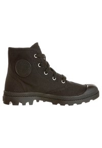 Botte montante noire en toile avec semelle en caoutchouc et bout renforcé, patch rond avec logo sur le côté, et devant à lacets avec œillets en métal.