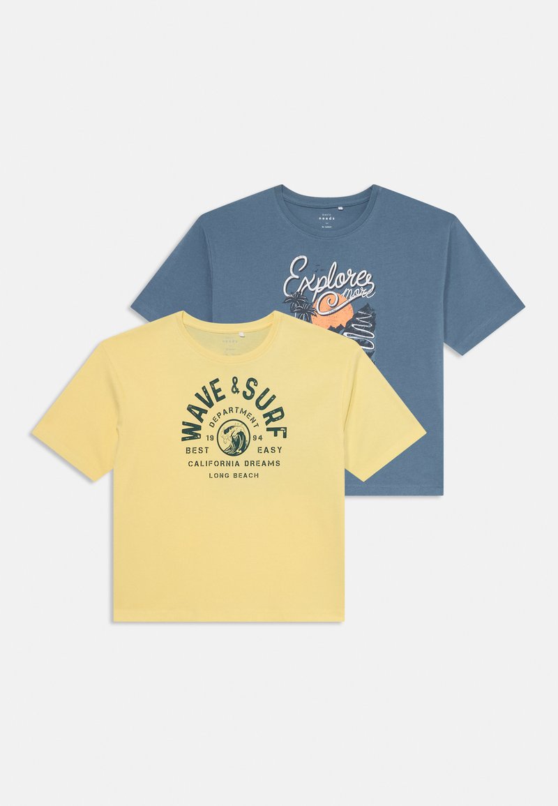 Två t-shirts med kort ärm: en i gult med grön grafisk text och vågmönster, den andra i blått med en färgglad "Utforska"-tryck.