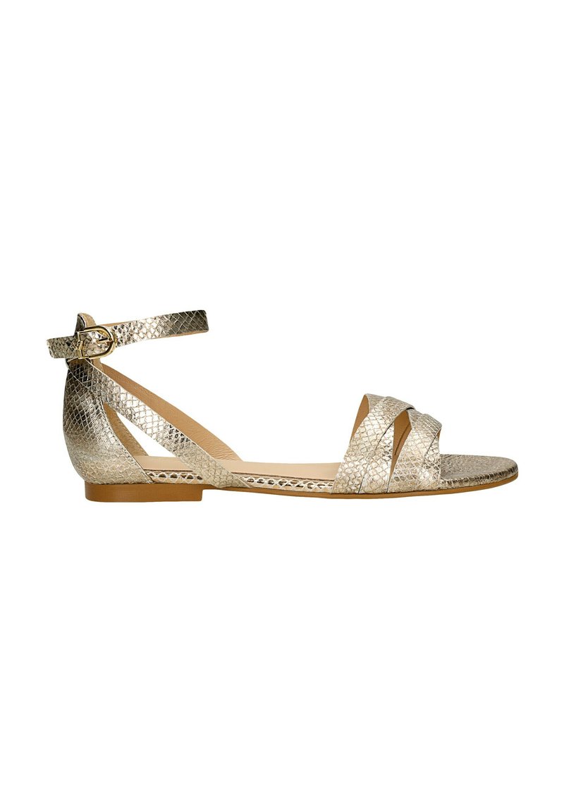 Vlakke sandalen in metallic goud, met een gestructureerd reptielpatroon, enkelband met gesp en gekruiste banden aan de voorkant.
