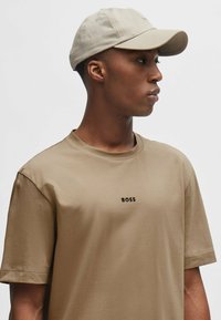 BOSS T-shirt basic - open brown six