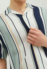 Kurzärmeliges Hemd aus leichtem Stoff mit vertikalen Streifen in Marineblau, Grün und Beige, ausgestattet mit einem spitzen Kragen und einem einzelnen Knopf.