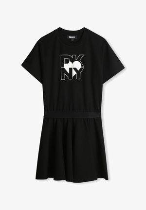 Robe t-shirt noire DKNY avec un col rond et des manches courtes. Elle présente un logo graphique blanc sur la poitrine et une taille ajustée avec une jupe évasée.