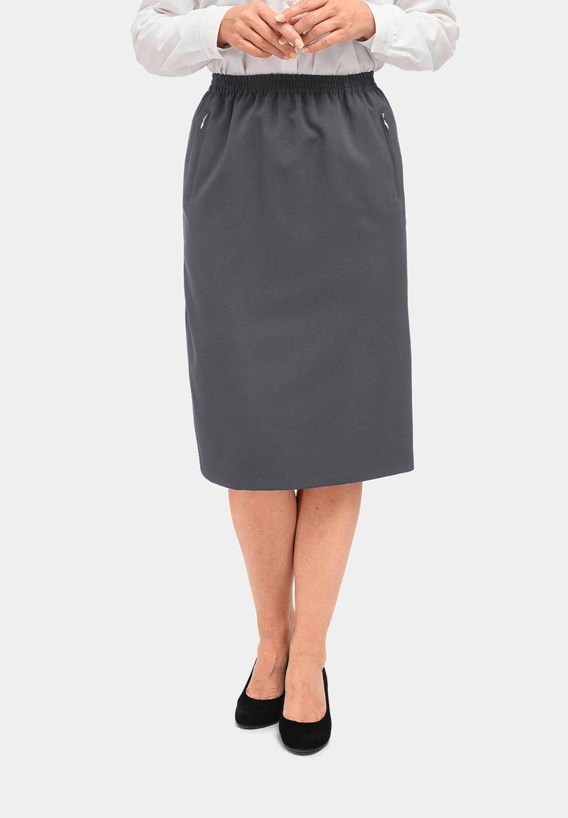 Grijze rok tot op de knie met een elastische tailleband, voorzien van zijzakken en een gladde stofstructuur, gecombineerd met zwarte schoenen.