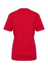 Kortærmet T-shirt i lys rød bomuld, med rund hals og kontrasterende sorte skulderdetaljer, samt en glat tekstur.