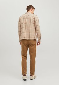 Jack & Jones JPSTACE SMART - Tracksuit bottoms - otter