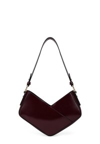 Bolso de hombro de cuero burdeos con un diseño de chevron, que presenta una forma elegante, una textura suave y una correa ajustable con herrajes dorados.
