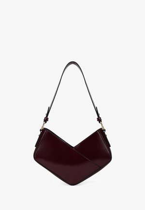 Bolso de hombro de cuero burdeos con un diseño de chevron, que presenta una forma elegante, una textura suave y una correa ajustable con herrajes dorados.