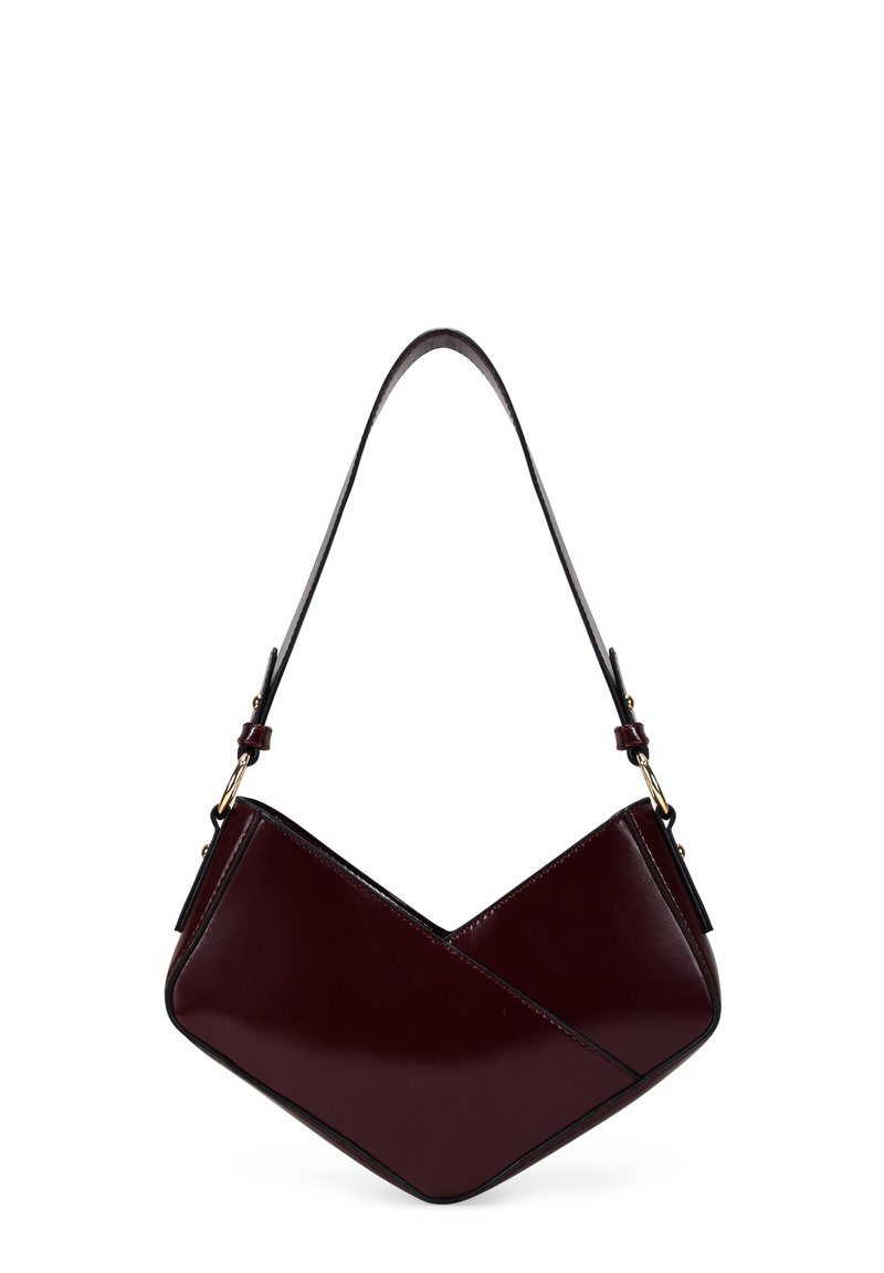 Bolso de hombro de cuero burdeos con un diseño de chevron, que presenta una forma elegante, una textura suave y una correa ajustable con herrajes dorados.