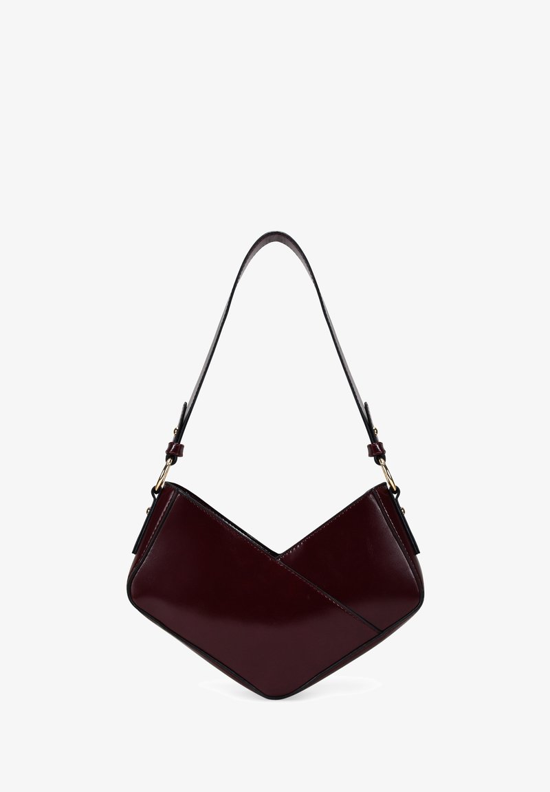 Bolso de hombro de cuero burdeos con un diseño de chevron, que presenta una forma elegante, una textura suave y una correa ajustable con herrajes dorados.