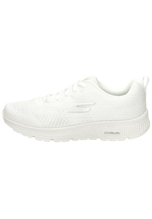Scarpa da ginnastica bianca con tomaia in mesh testurizzato, chiusura con lacci, collarino imbottito e suola spessa e ammortizzata. Presenta un logo discreto sul lato.