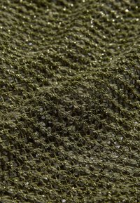 Tessuto a maglia di colore verde oliva con una trama aperta. Contiene fili luccicanti e una finitura morbida e leggermente pelosa.
