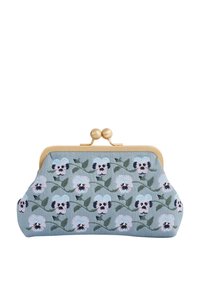 Modrý látkový psaníčko s vyšívanými maceškami v růžové a fialové barvě, opatřený zlatým kovovým zapínáním se dvěma kulatými ozdobami.