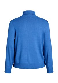 Niebieski sweter robiony na drutach o luźnym kroju, z wysokim prążkowanym kołnierzem i prążkowanymi mankietami. Gładka tekstura, brak widocznych wzorów lub dodatków. Widok z tyłu.