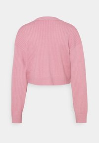 Suéter rosa recortado con textura acanalada, de mangas largas y cuello redondo. Tejido de punto suave, diseño simple sin herrajes o acentos visibles.