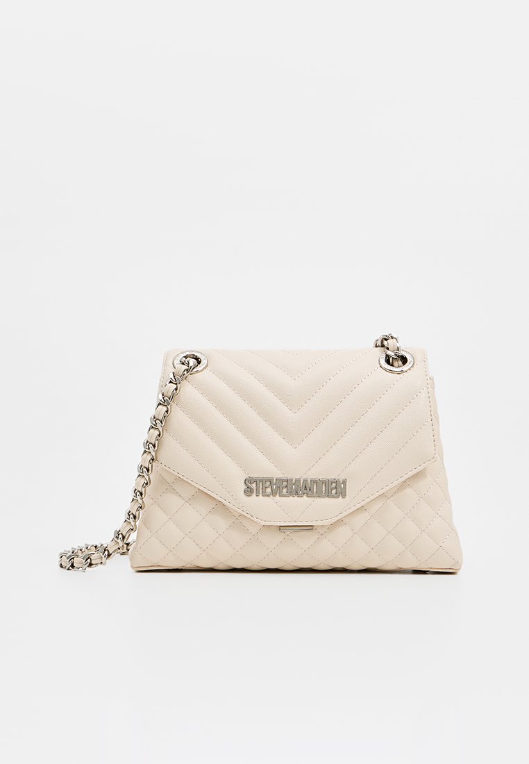 Borsa beige trapuntata con tracolla in catena argentata, caratterizzata da un motivo a zig zag e un dettaglio del logo metallico sul lato anteriore.