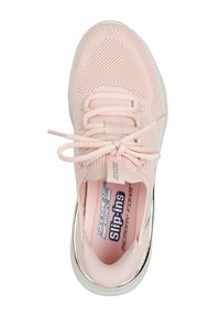 Zapatillas de punto rosa claro con cierre de cordones y la marca 'Slip-ins'. Cuenta con una plantilla de memoria y un upper de tela texturizada.