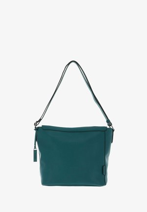 Sac à bandoulière en cuir bleu sarcelle de forme plate, avec une bandoulière réglable unique et une fermeture éclair. Comprend une étiquette décorative discrète. Texture lisse.