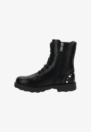 Czarne skórzane buty bojowe z bocznym zamkiem, sznurowadłami i małymi metalowymi ćwiekami w kształcie serca na pięcie.