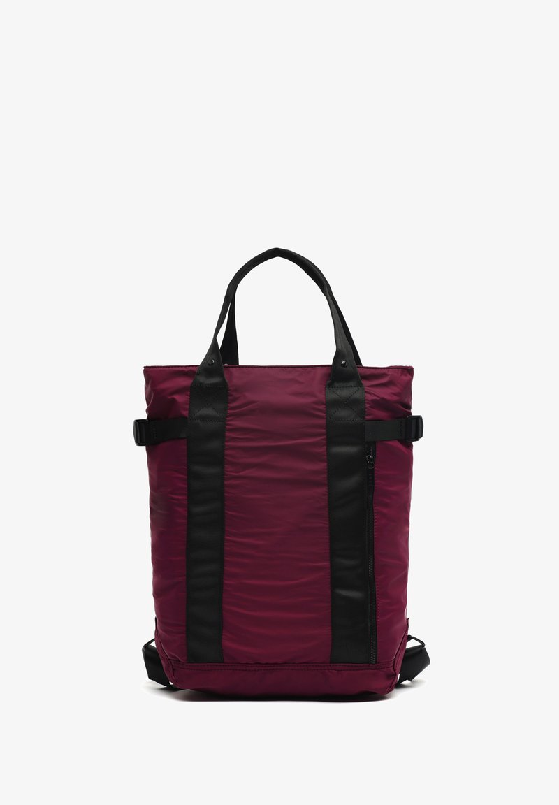 Torbica u maroon i crnoj boji, napravljena od izdržljive tkanine, ima dvojne ručke, podesive naramenice, bočnu zip džep i glatku teksturu.