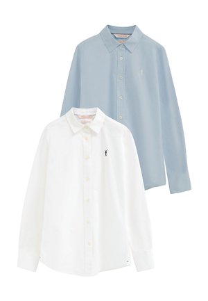 To langærmede skjorter med knapper, den ene hvid med sort logo og den anden lyseblå med hvidt logo, begge med spidse kraver.