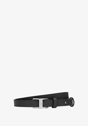 Czarny skórzany pasek z teksturowanym wykończeniem, z metalową klamrą w kolorze srebrnym i przeszytymi krawędziami. Minimalistyczny design z nowoczesną estetyką.