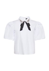 Weißes Bluse mit kurzen Puffärmeln. Hat einen spitzen Kragen, der mit schwarzem Band und Strassakzenten verziert ist.