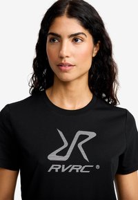 Svart bomullströja med en framträdande vit randig logotyp "RVRC" på framsidan. Kortärmad och med klassisk rund halsringning.