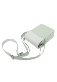 Borsa crossbody verde con finitura testurizzata, patta bianca, tracolla regolabile e forma rettangolare, dotata di chiusura con zip.