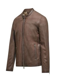 Giacca in pelle marrone con colletto rotondo, chiusura con zip asimmetrica e due tasche laterali con zip. Texture liscia e design aderente.