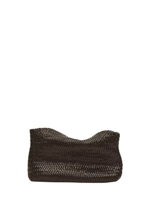 Pochette noire tissée avec un dessus souple et incurvé et une surface texturée, posée sur un fond blanc uni. Pas de poignées ni de logos visibles.
