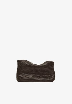 Schwarze geflochtene Clutch mit weichem, geschwungenem oberen Rand und strukturierter Oberfläche, vor schlichtem weißen Hintergrund. Keine sichtbaren Henkel oder Logos.