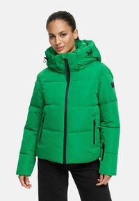 Veste en duvet verte avec un col haut et une capuche ajustable. Elle possède une fermeture éclair à l'avant et deux poches zippées sur les côtés. Texture lisse, design matelassé.