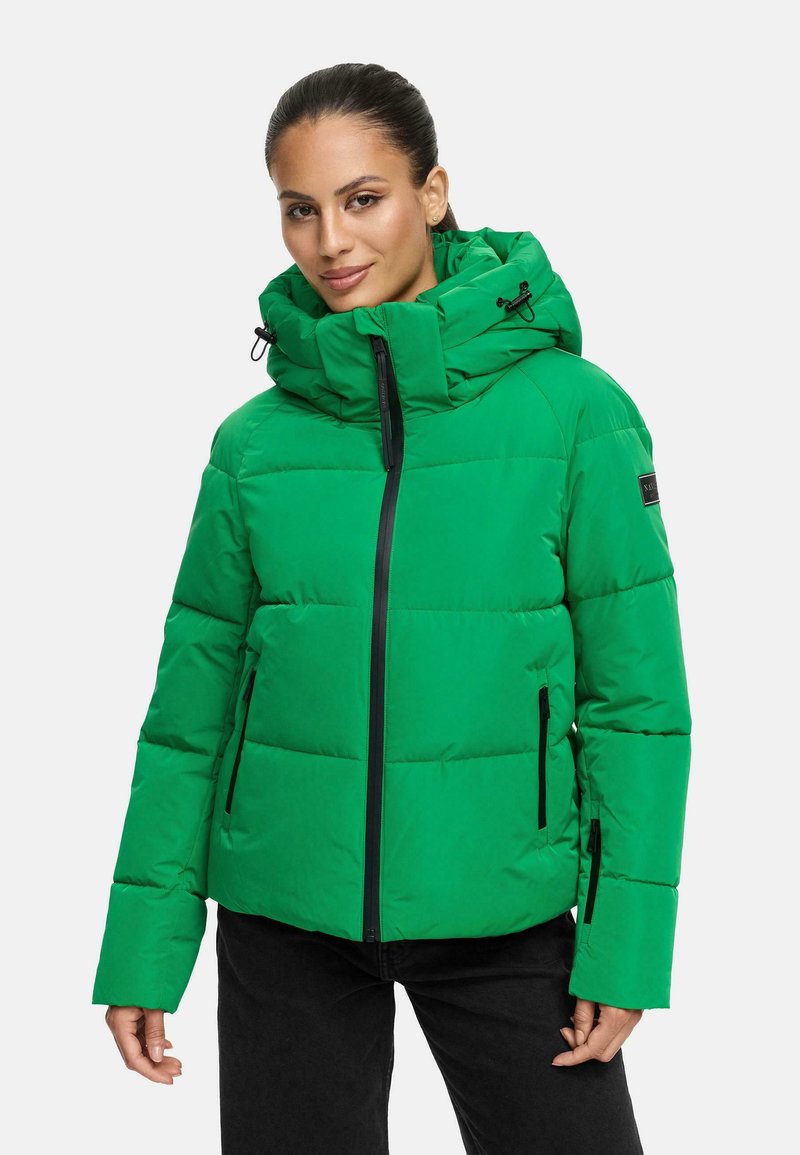 Veste en duvet verte avec un col haut et une capuche ajustable. Elle possède une fermeture éclair à l'avant et deux poches zippées sur les côtés. Texture lisse, design matelassé.