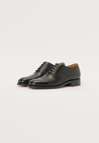 Zapatos de vestir de cuero negro con un acabado suave, puntera redondeada, diseño de cordones con seis ojales y un tacón mediano apilado.