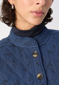 Lollys Laundry VEST - Strukirani kaput - blue