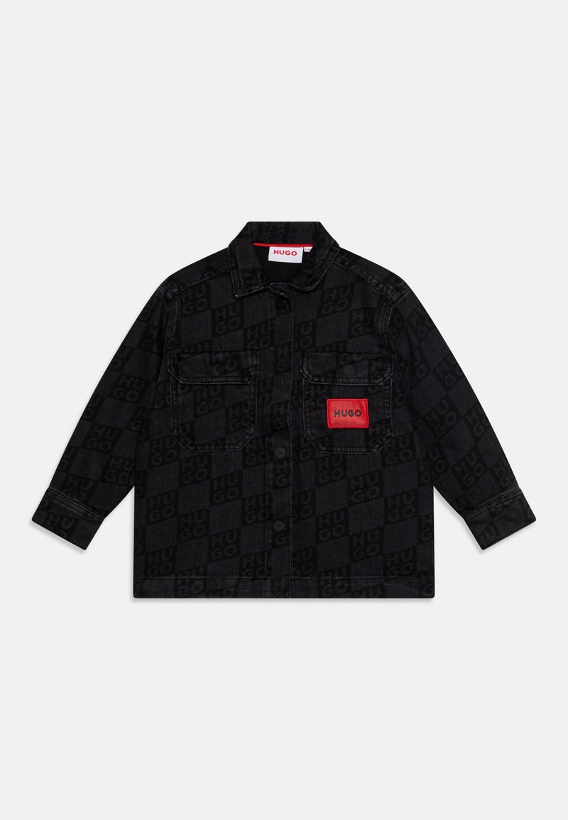 Giubbotto in denim nero con motivo a scacchiera e logo "HUGO", due tasche frontali, chiusura con bottoni e un dettaglio etichetta rossa.