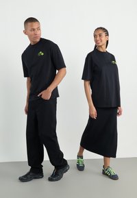 YOURTURN UNISEX - T-shirts med print - true black