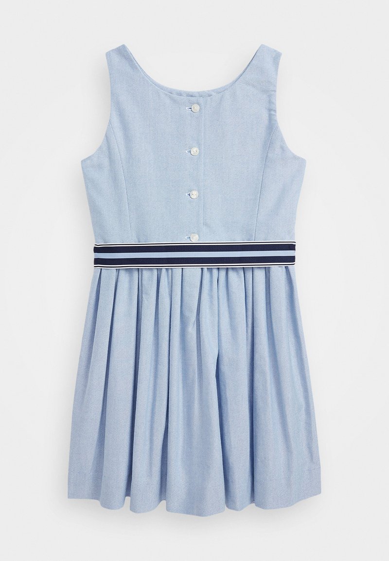 Gaiši zila bezpiedurkņu kleita ar pieguļošu augšdaļu, pogu aizdari, pleitētiem svārkiem un jūras zila svītrainu jostu akcentu viduklī.