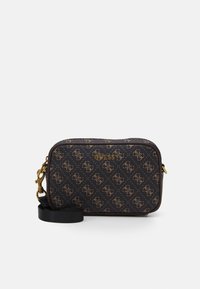 Rektangulär brun Guess crossbody-väska med upprepande logotypmönster, guldigt varumärkesnamn, guldiga detaljer och justerbar svart rem.