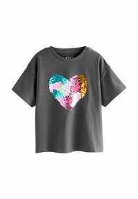 Graues T-Shirt mit kurzen Ärmeln und einem großen Paillettenherzdesign in Pink-, Blau- und Goldtönen, mit einem runden Halsausschnitt.