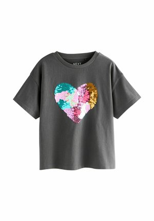 Grijze T-shirt met korte mouwen en een groot, pailletten hartontwerp in roze, blauw en goudtinten, met een ronde halslijn.