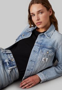 Calvin Klein Jeans CROPPED - Giacca di jeans - denim light