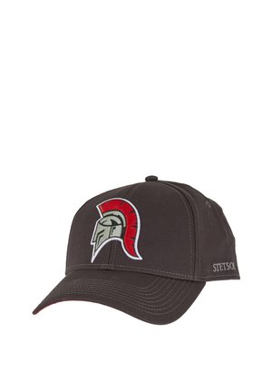Mørkegrå baseballkasket med en rød og grå Spartan-hjelmlogo foran og "STETSON" broderet på siden.
