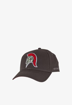Șapcă de baseball gri închis cu un logo cu o cască spartană roșie și gri pe față și „STETSON” brodat pe lateral.