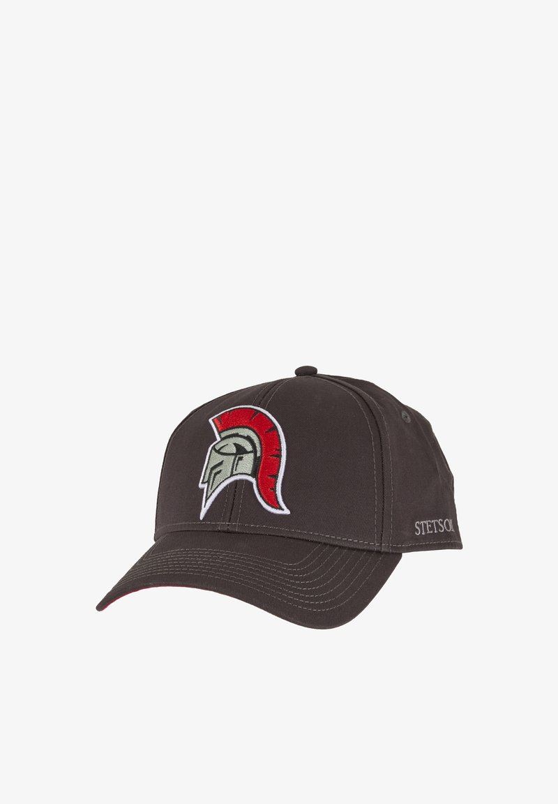 Dunkelgraue Baseballkappe mit einem roten und grauen Spartanerhelm-Logo auf der Vorderseite und "STETSON" seitlich bestickt.